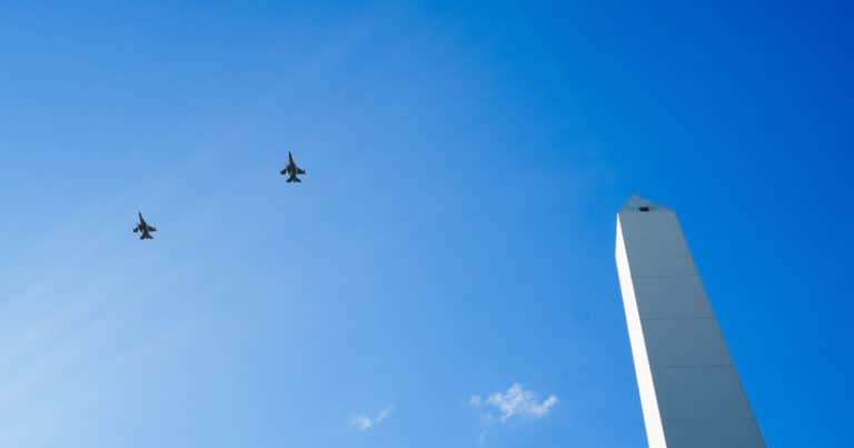 Los aviones F-16 volvieron a volar sobre Buenos Aires por el 114° aniversario de la Fuerza Aérea