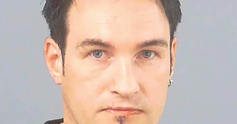 «Creía que beber sangre le prolongaría la vida»: un hombre fanático de los vampiros fue detenido por robar corderos tras hallar su ADN en los animales que arrojaba en iglesias