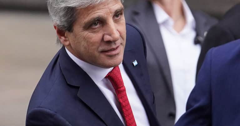 Fondos para despidos: el Gobierno fijó qué inversiones podrán hacer y puso un límite a las opciones en dólares