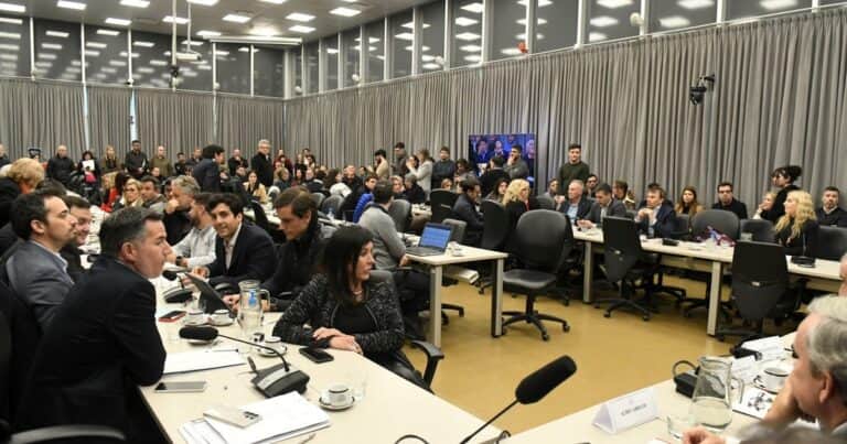Tras un debate convulsionado y sin el peronismo, LLA dictaminó el proyecto que modifica la Carta Orgánica del Banco Central