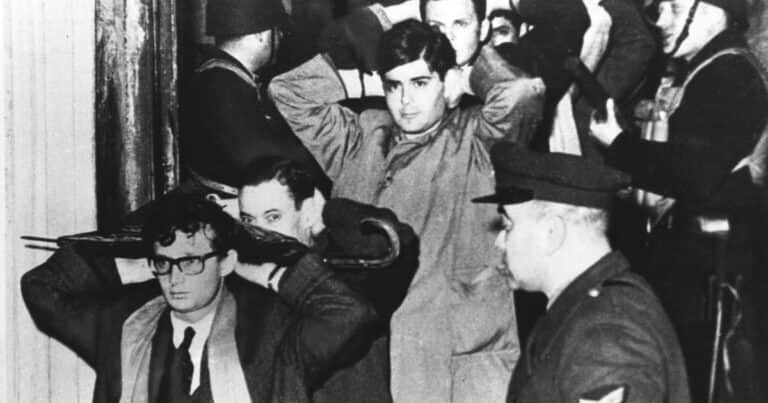 La «noche de los bastones largos», una violenta sangría de la educación