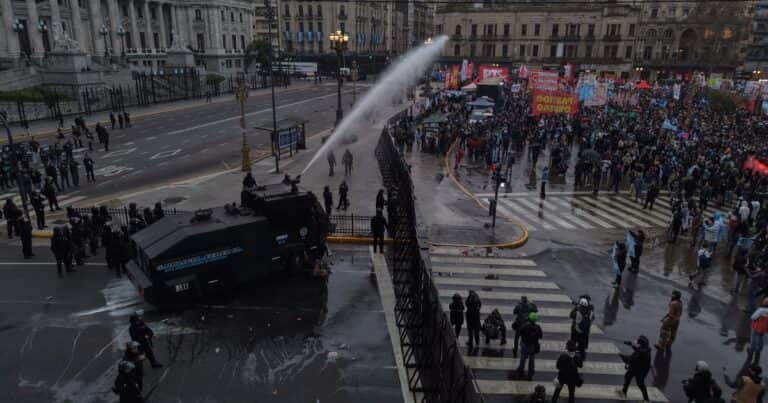 Incidentes y corridas frente al Congreso en la marcha contra la Ley de Propiedad Privada