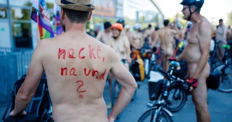 Unos 500 alemanes pedalearon desnudos por Berlín para reivindicar la diversidad de los cuerpos