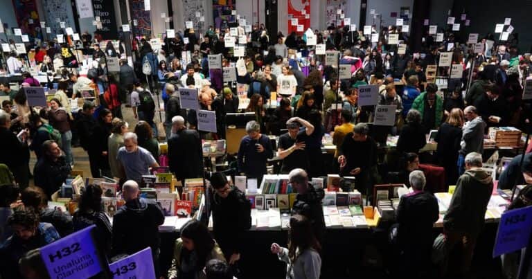 La tormenta y la marcha al Congreso se hicieron sentir en el primer día de la Feria de Editores