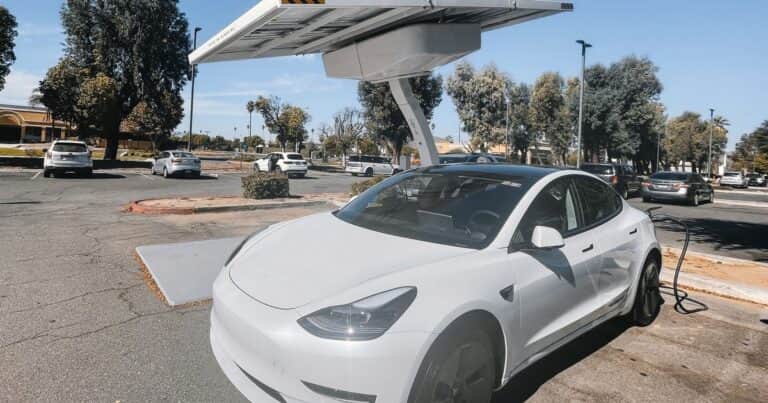 ¿Por qué los autos eléctricos no tienen paneles solares en el techo para recargar sus baterías?