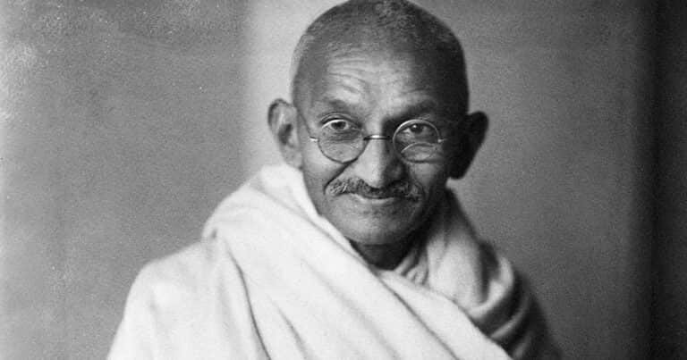 Mahatma Gandhi, pensador hindú, sobre la felicidad: «La felicidad no consiste en tener una vida sin dificultades, sino en mantener la paz incluso cuando aparecen»