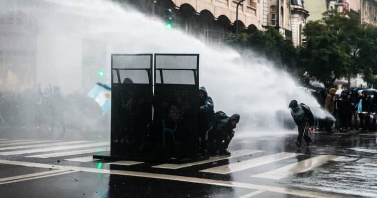 La Justicia imputa a varios de los 30 detenidos por los incidentes en el Congreso y libera a otros