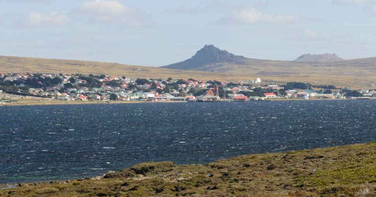 Un funcionario de Milei se cruzó con una ministra inglesa por una celebración británica en las Malvinas: «Hasta en eso mienten»