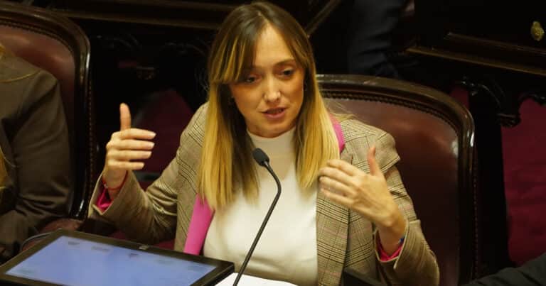 Anabel Fernández Sagasti pide participar virtualmente de la sesión por la Ley de Tierras por su avanzado embarazo