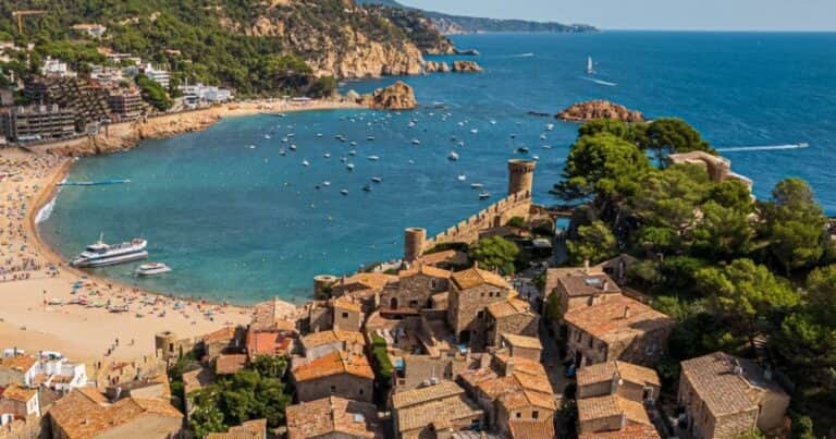El rincón de Cataluña que enamoró a Marc Ribas, Hollywood y Chagall: un castillo medieval, siete torres y 15 playas