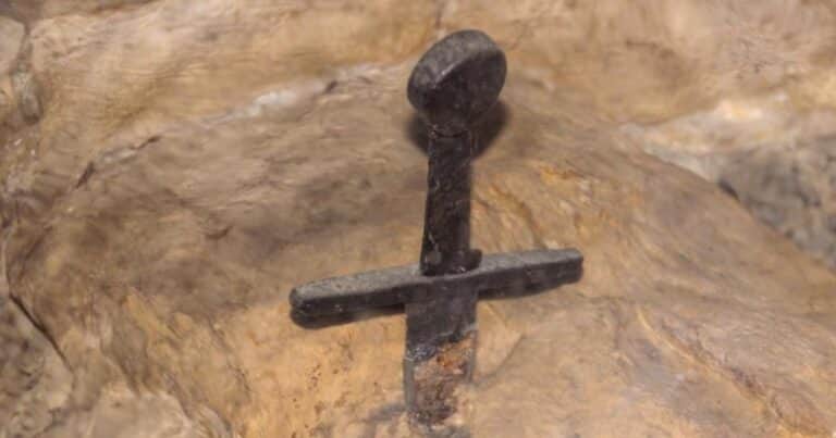 Un misterio sin resolución: las enigmáticas espadas italianas clavadas en las rocas