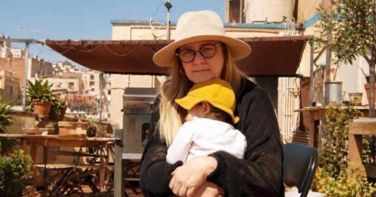 Dolores, madre de acogida de urgencia: «La gente piensa que no vale la pena dar amor a estos niños porque luego se los llevan, pero son un regalo»