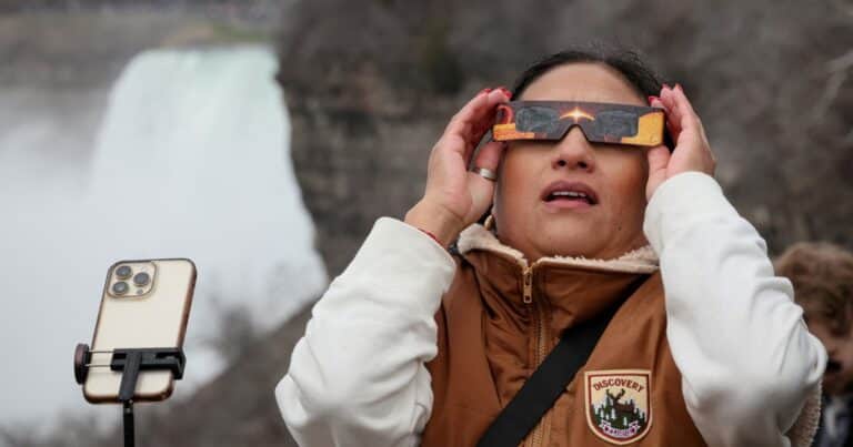 Javier Hurtado, oftalmólogo, sobre el eclipse solar: «Si llevas las gafas adecuadas no tendrás problemas. Mirar el sol sin protección puede provocar una quemadura en la retina»