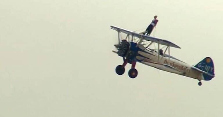 Tiene 97 años y batió su propio récord Guinness al convertirse en la mujer más longeva del mundo en volar sobre las alas de un avión en movimiento: «Las palabras ‘no puedo’ no existen en mi vocabulario»