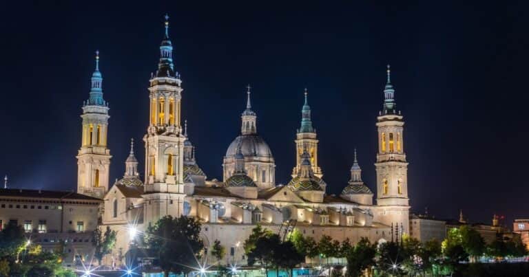 El pueblo de Zaragoza perfecto para ver el eclipse solar del 12 de agosto: está amurallado y tiene una mina de 600 metros