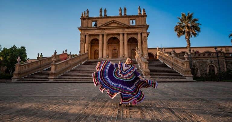 Aguas termales, temazcal y vistas al lago: el pueblo de Jalisco preferido por familias y jubilados
