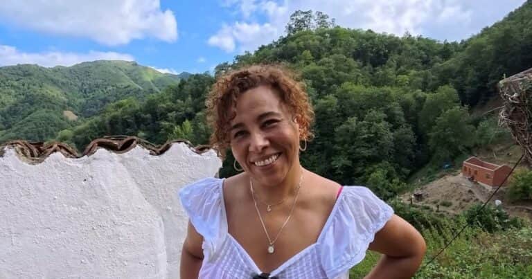 Mónica se muda a una aldea remota: «Hice una compra por Internet y el repartidor llegó agotado, sudando, pero su comentario fue: ‘Vives en un lugar hermoso'»