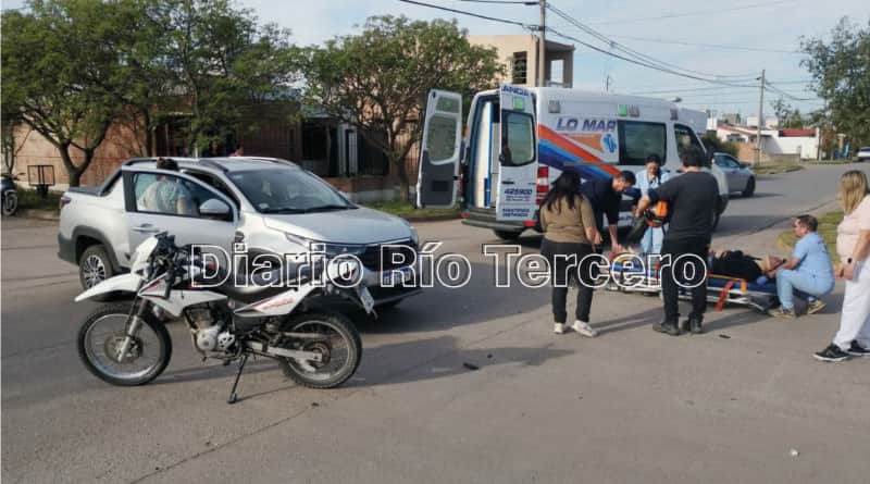 Choque entre moto y auto en Héroes de Malvinas: un joven de 21 años fue derivado al Hospital