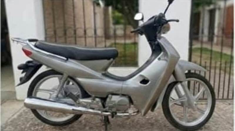Barrio Media Luna – Le robaron la moto a dirigente político del frente de su negocio: ofrece recompensa