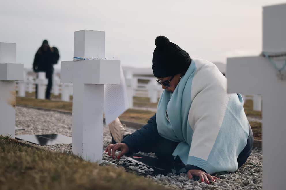 La bandera “Las Malvinas son argentinas” llegó a las islas y fue desplegada en el cementerio de Darwin