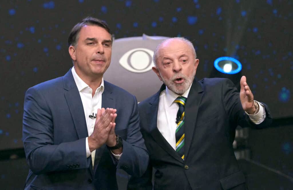 Lula y Flávio Bolsonaro cruzaron acusaciones en el debate presidencial de Brasil, a una semana del balotaje
