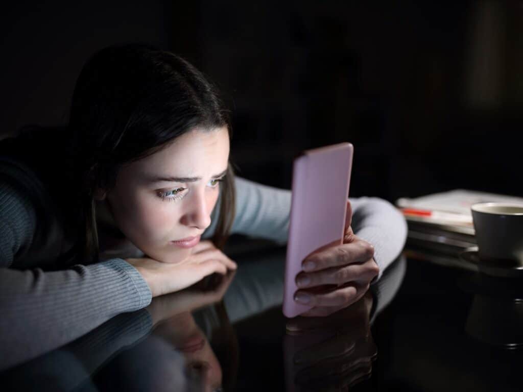 Inteligencia artificial y salud mental: la pantalla que contesta cuando el sistema no está