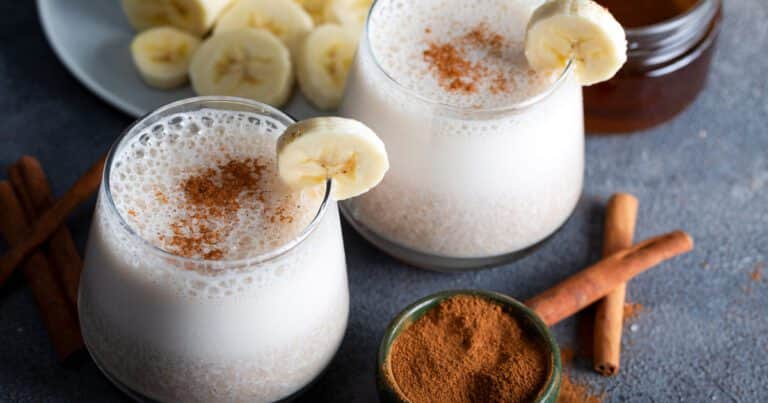 Cuáles son los beneficios de tomar licuado tibio de banana con canela todos los días