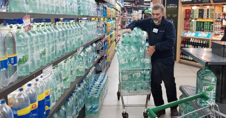 Por qué no hay que consumir agua embotellada, según un estudio