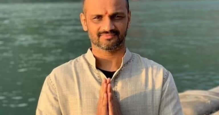 Murió Sharath Jois, reconocido maestro y gurú del Ashtanga yoga: tenía 53 años