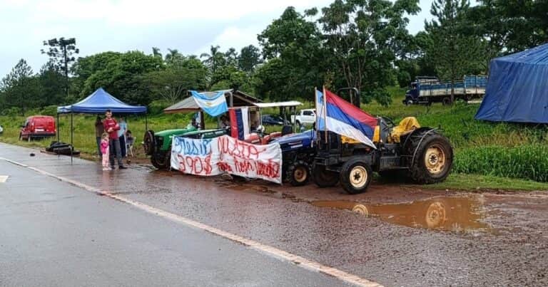 Productores protestan y cortan una ruta con tractores para pedir mejores precios tras la desregulación del mercado