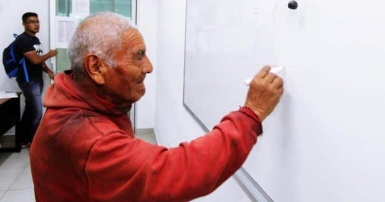 Quién es el hombre de 86 años que se graduó como ingeniero