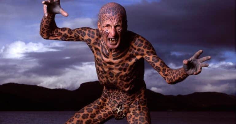 Quién era el hombre que se tatuó como un leopardo y vivió como un ermitaño durante 20 años