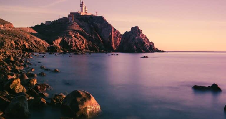 El pueblo más feliz de España: el destino ideal con clima perfecto, playas paradisíacas y gastronomía de lujo