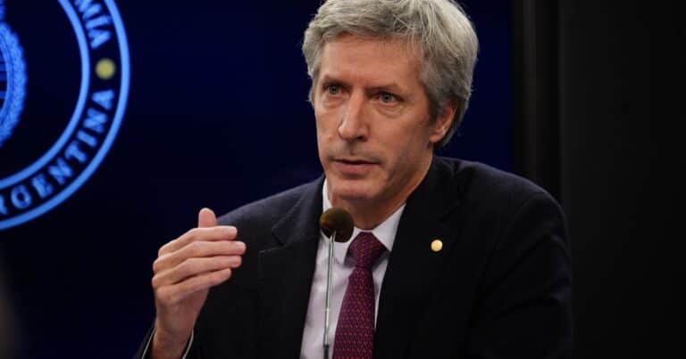 El Banco Central flexibiliza dos aspectos del cepo cambiario, pero le sube los encajes en pesos a los bancos