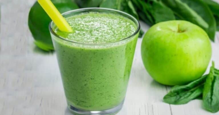Qué beneficios tiene tomar jugo de espinaca y manzana en el desayuno