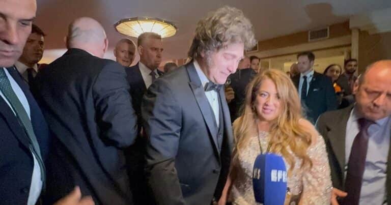 De smoking, Javier Milei recibe un premio de la comunidad hispana en Estados Unidos: «Tengo esperanzas de que Trump luche contra la basura woke»
