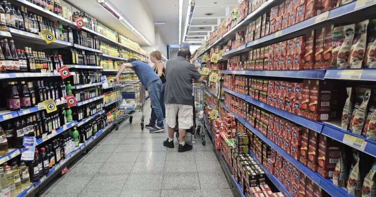 Para apuntalar la baja de la inflación, el Gobierno flexibilizó la importación de alimentos