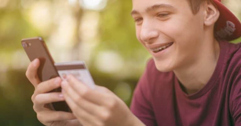 Economía bimonetaria: el BCRA autoriza a adolescentes menores de 18 a abrir una cuenta bancaria en dólares