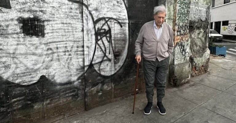 ¿Por qué el escritor Mario Vargas Llosa está visitando los escenarios de sus libros?