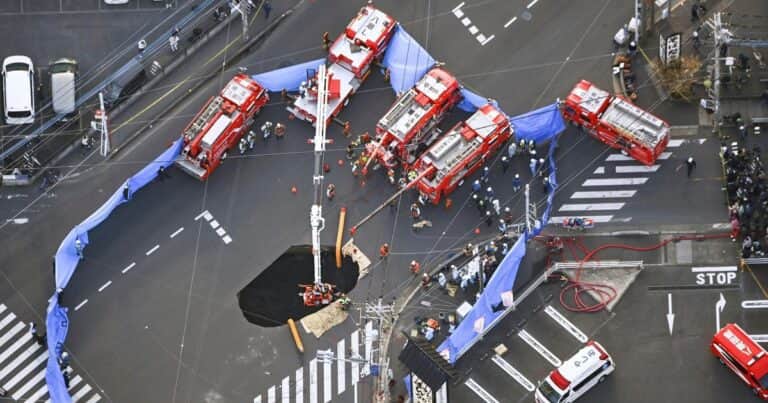 Japón: un enorme cráter se «devoró» a un camionero que lleva tres días atrapado