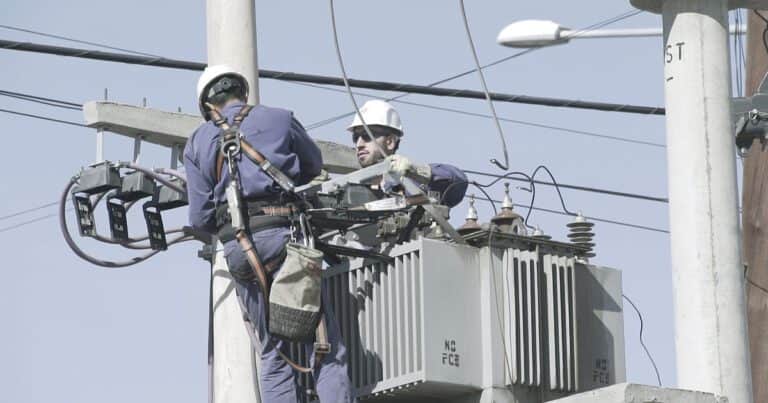 «Señora, ¿tiene luz?»: se hicieron pasar por operarios de una empresa de electricidad y asaltaron a una jubilada