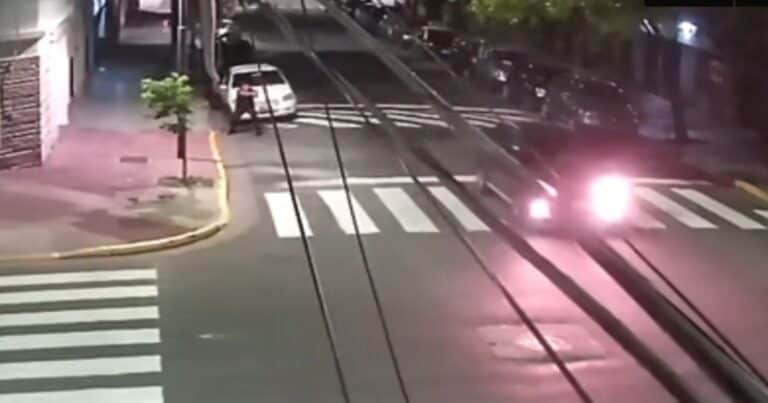 Terror en Parque Patricios: ladrones robaron un auto y un policía disparó 17 tiros para intentar frenarlos