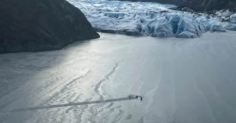 12 horas en el hielo: el milagro de un padre y sus hijas tras el accidente en Alaska