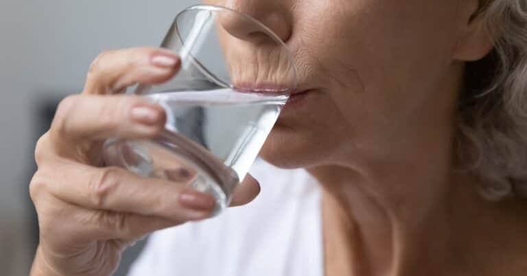 Ni 8 vasos ni 3 litros: esta es la cantidad de agua que los expertos recomiendan beber al día