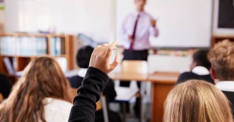 Alumnas deben usar una nueva falda como uniforme escolar y padres estallan de furia: «Obscena y costosa»
