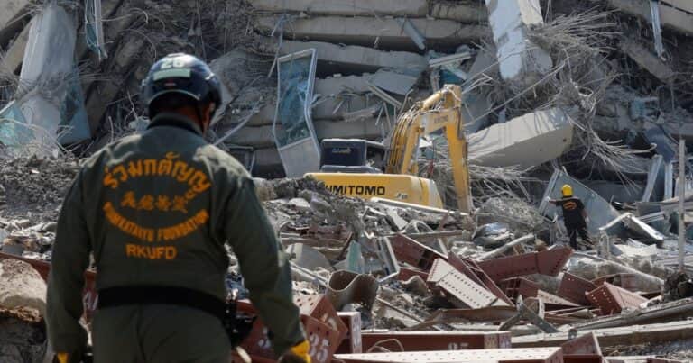 Así quedó Bangkok tras el terremoto en Tailandia: edificios enteros derrumbados y desesperada búsqueda en los escombros