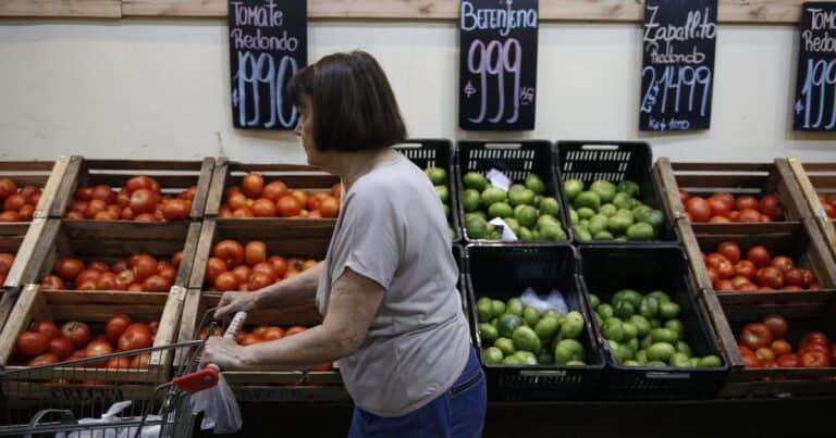 Cambios en el consumo: volvió a caer la compra de productos esenciales y creció la de bienes durables y viajes