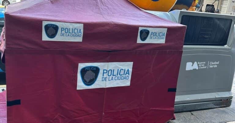 Encontraron el cadáver de un bebé recién nacido tirado adentro de un contenedor de basura en Belgrano