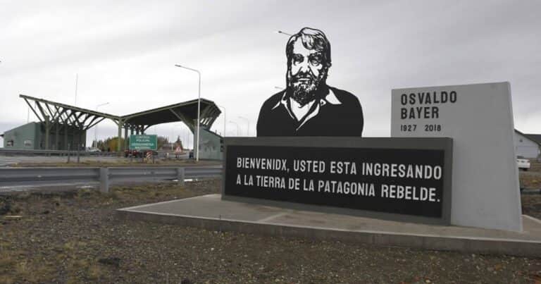 Tras la polémica, el gobierno de Santa Cruz reconstruirá y reubicará el monumento a Osvaldo Bayer que destruyó Vialidad