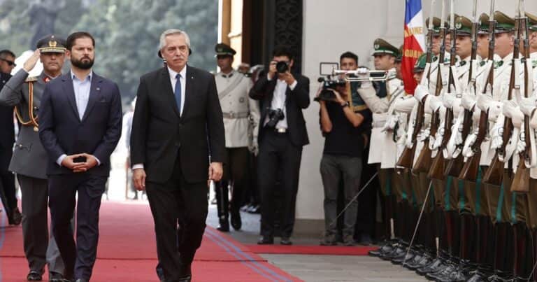 Gesto de Milei a Boric: afirman que derogará un decreto de Alberto Fernández sobre el Estrecho de Magallanes